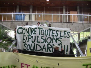 Banderole contre les expulsions solidarité mairie